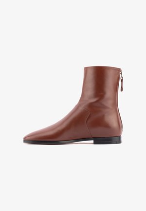 Braune Leder-Ankle-Boots mit elegantem Design, spitzem Zehenbereich, seitlichem Reißverschluss und niedrigem schwarzen Absatz. Glatte Textur mit minimaler Verzierung.