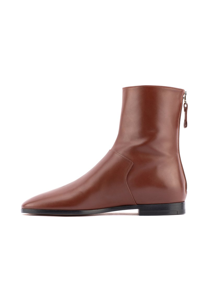 Braune Leder-Ankle-Boots mit elegantem Design, spitzem Zehenbereich, seitlichem Reißverschluss und niedrigem schwarzen Absatz. Glatte Textur mit minimaler Verzierung.