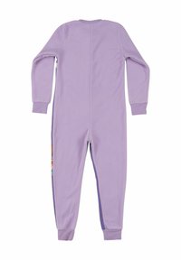 Pigiama intero in pile color lavanda con maniche lunghe e polsini, mostrato da dietro su uno sfondo bianco.