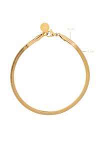 Gouden armband, 18 cm lang en 3 mm breed, heeft een gladde, flexibele vormgeving met een karabijnslot en accentlabel.
