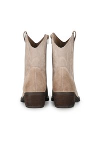 Bottes à cheville en suède beige avec un haut courbé, des coutures décoratives et un talon empilé marron moyen. Comprend des fermetures éclairs sur les côtés pour un enfilage facile.