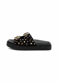 Sandal in pelle nera con doppia fibbia, decorato con vari chiodini colorati e gemme, dotato di una robusta suola in gomma nera.