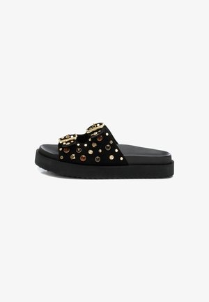 Zwarte slipper met dubbele gespsluiting, versierd met gekleurde studs en edelstenen, en voorzien van een dikke zwarte rubberen zool.