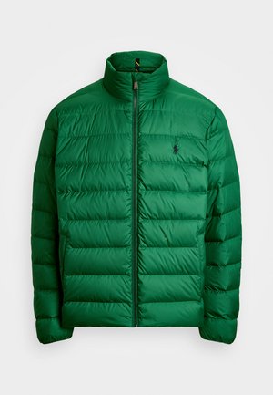 Grüne Puffjacke mit hohem Kragen, Reißverschluss vorne und horizontaler Steppung. Verfügt über ein kleines Logo auf der linken Brust. Weicher, glänzender Stoff.