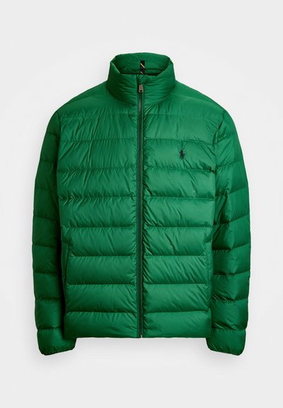 Grøn puffer-jakke med høj krave, zip-front og vandret quiltning. Har et lille logo på venstre bryst. Blødt, skinnende stof.