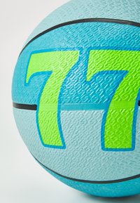 Blå og grøn basketball med tekstureret overflade og et fremtrædende "77" i grøn. Har en sort stripe rundt om omkredsen.