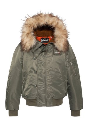 Veste d'hiver vert olive avec capuche doublée de fourrure, boutons et fermeture éclair à l'avant, poches latérales, et écussons de la marque Schott sur la poitrine et le col intérieur.