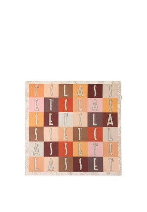 Foulard quadrato con motivo a griglia di quadrati dai colori caldi con lettere e numeri stilizzati in diversi caratteri e dimensioni.