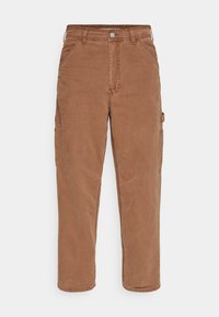 Pantalones cargo de pana marrones con bolsillos laterales, un diseño de pierna recta y detalles de costura visibles. Tejido duradero con una textura suave.
