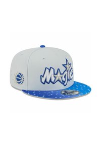 Casquette snapback gris clair avec visière bleue, arborant le mot « Magic » brodé en blanc et bleu, avec un logo de basketball sur le côté. Motif d'étoiles sur la visière.