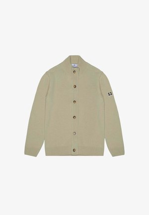 Cardigan beige lavorato a maglia con collo alto, sette bottoni marroni sulla parte anteriore e una toppa con un motivo a griglia sulla manica sinistra.