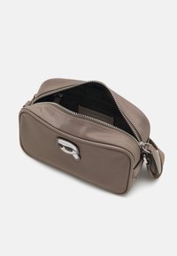 Borsa a tracolla marrone in nylon con apertura con zip, forma rettangolare e patch con logo raffigurante occhiali da sole sulla parte frontale. Interno nero.