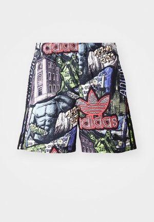 Shorts noirs courts avec des impressions colorées style graffiti de statues, bâtiments, textes et un grand logo rouge Adidas.