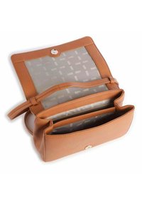 Leren handtas in tan met een gestructureerd ontwerp. De tas heeft een knoopsluiting, een binnenvak met rits en een voering met logo-patroon.