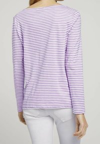 Långärmad topp i mjukt tyg med lila och vita horisontella ränder, med en avslappnad passform och rundad halsringning.