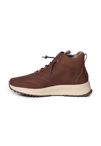Scarpa alta in pelle marrone con suola beige, dettagli testurizzati e fodera interna a quadri. Presenta una suola robusta e un design con lacci.
