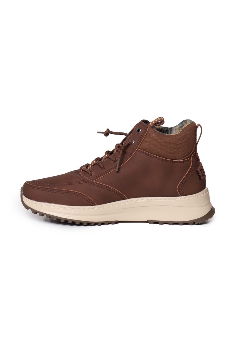 Scarpa alta in pelle marrone con suola beige, dettagli testurizzati e fodera interna a quadri. Presenta una suola robusta e un design con lacci.