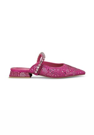 Rosa spitz zulaufende Mules mit Ausschnitt-Designs, verziertem Riemen mit klaren Strasssteinen, niedrigem Blockabsatz und glatter Textur.