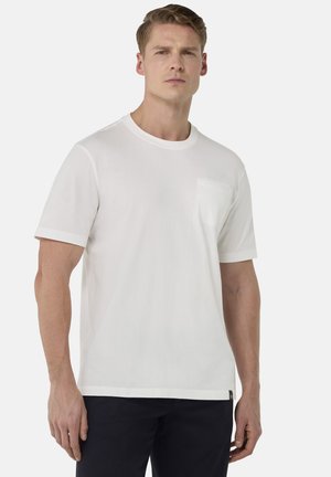 Camiseta de algodón de manga corta y cuello redondo en blanco, con un bolsillo en el pecho izquierdo y ribete de contraste en las mangas.