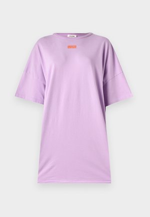 Camiseta de algodón lavanda con un corte relajado, mangas cortas y un cuello redondo acanalado. Presenta un pequeño logo naranja en la parte delantera.