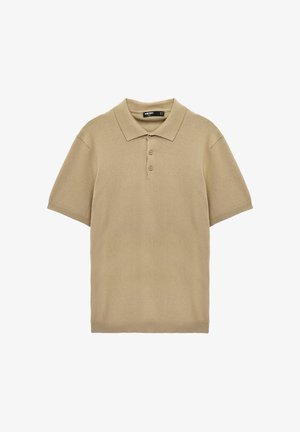 Polo beige à manches courtes avec col classique, patte à trois boutons, texture douce et poignets côtelés. Design minimaliste.