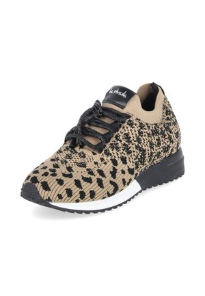 Beżowo-czarne dzianinowe trampki z wzorem w panterę, czarnymi sznurowadłami i czarno-białą podeszwą, z czarną metką na języku.
