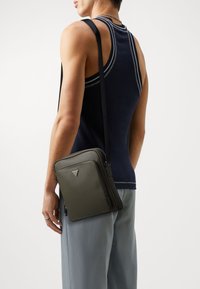 Guess MILANO - Borsa a tracolla - military green