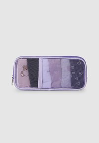 Borsa con zip viola, dotata di pannelli a rete, contenente calzini arrotolati in tonalità di viola e nero, caratterizzata da una grafica di un orso e motivi a cuore.
