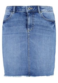 Jupe en denim bleu clair avec une coupe droite, fermeture à boutons sur le devant, cinq poches et ourlet effiloché. Le matériau semble doux avec une légère texture.