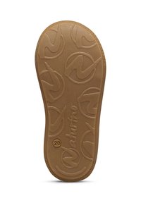 Suela de zapato de goma en marrón claro con un patrón texturizado de logotipos circulares y bordes suaves, que presenta un nombre de marca y un número de talla sutilmente elevados.