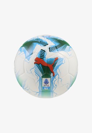 Witte voetbal met groene en blauwe golfpatronen, een rood Puma-logo en een blauw Serie A-label aan de voorkant. Getextureerd oppervlak.