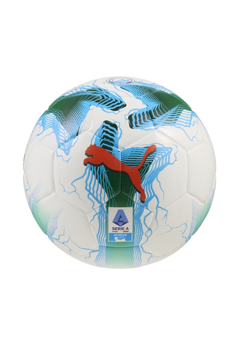 Weißer Fußball mit grünen und blauen Wellenmustern, einem roten Puma-Logo und einem blauen Serie-A-Label auf der Vorderseite. Strukturierte Oberfläche.