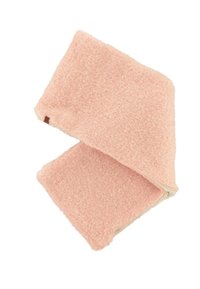 Zachte, pluizige roze sjaal met een gestructureerde buitenkant en een gladde binnenvoering. Voorzien van een klein bruin label.