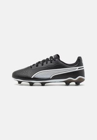 Botas de fútbol negras con un diseño texturizado, acentos plateados y detalles en blanco. Cuentan con seis tacos para tracción en superficies de hierba.