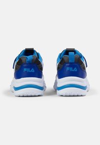Baskets de sport bleu et gris avec semelles blanches ; tige en mesh, col rembourré et tirette au talon. Logo FILA bien visible sur chaque talon.