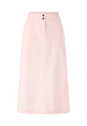 Hellrosa Midirock mit zwei schwarzen Knöpfen an der Taille, Fronttaschen und einer geraden, leicht ausgestellten A-Linien-Silhouette.