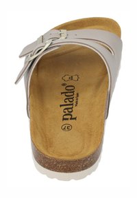 Ljusgrå lädersandal med fotbädd i kork, justerbart rem och en texturerad innersula. Har märket "palado" präglat inuti.