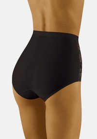 Hochgeschnittene schwarze Slips mit glatter Textur. Die seitlichen Einsätze weisen ein florales Spitzenmuster auf, das dem Design Detail verleiht.