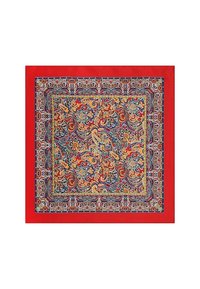 Czerwona jedwabna chusta z misternymi wzorami paisley i kwiatowymi w złotym, niebieskim i białym kolorze; otoczona ciemnoniebieską linią dla kontrastu.