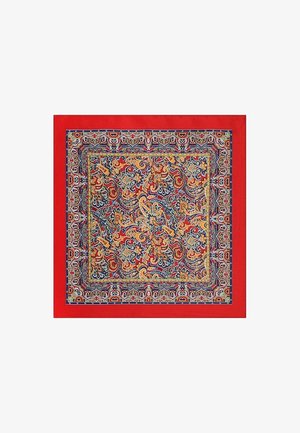 Czerwona jedwabna chusta z misternymi wzorami paisley i kwiatowymi w złotym, niebieskim i białym kolorze; otoczona ciemnoniebieską linią dla kontrastu.