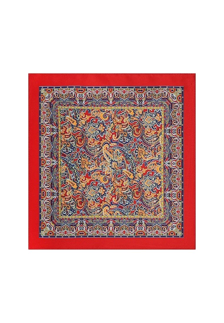 Czerwona jedwabna chusta z misternymi wzorami paisley i kwiatowymi w złotym, niebieskim i białym kolorze; otoczona ciemnoniebieską linią dla kontrastu.
