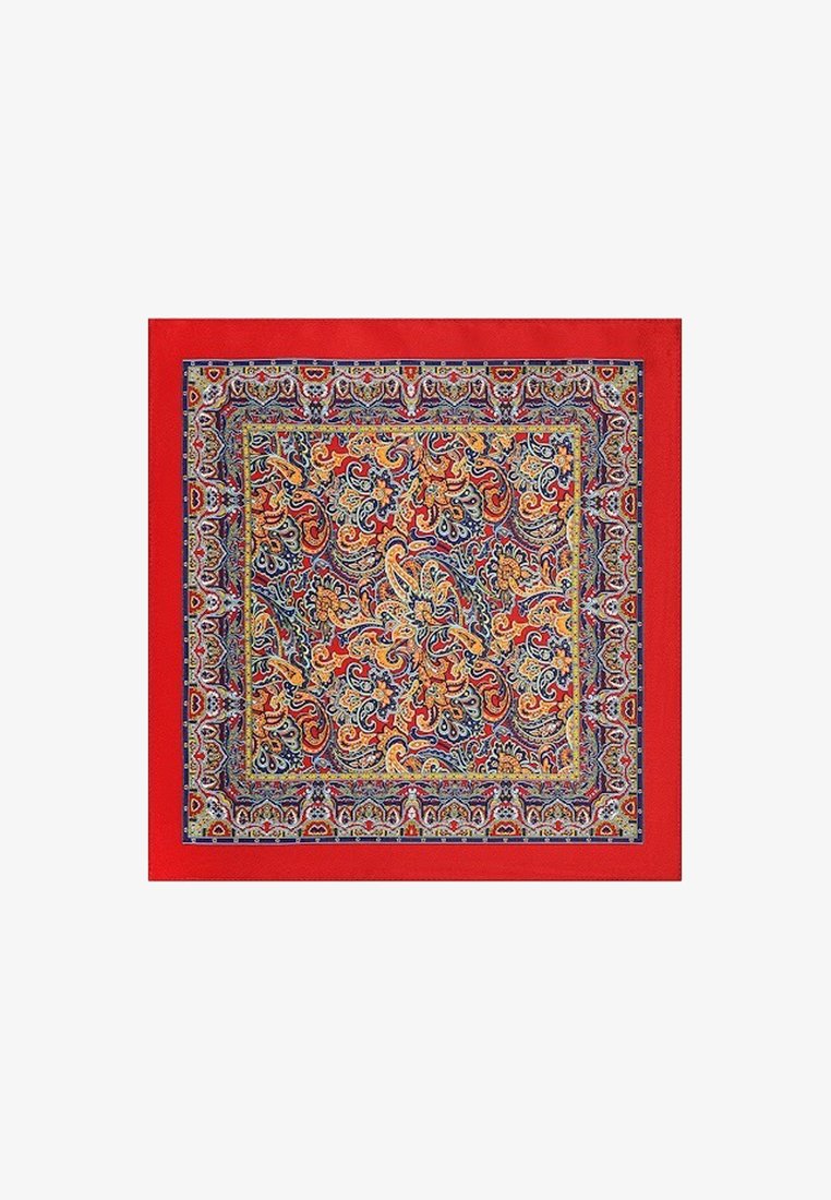 Czerwona jedwabna chusta z misternymi wzorami paisley i kwiatowymi w złotym, niebieskim i białym kolorze; otoczona ciemnoniebieską linią dla kontrastu.