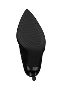 Zapato de tacón alto negro con punta afilada, parte superior de ante texturizado y suela de goma lisa con ranuras horizontales para mayor tracción.