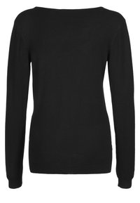 Pull en tricot noir à manches longues avec un large décolleté et une silhouette ajustée. Texture lisse avec des détails de couture minimaux.