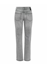 Szare jeansy z denimu widziane od tyłu, z dwoma tylnymi kieszeniami, szlufkami na pasek i czarną metką na talii.