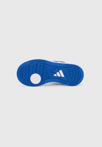 Suela de zapato de goma azul con patrón de agarre texturizado y acento circular blanco. Presenta el logo de Adidas y la etiqueta "No deja marcas".