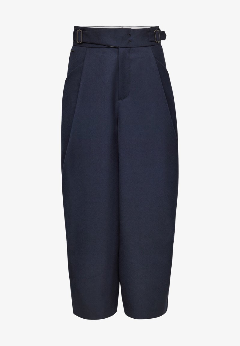 Pantalon large court taille haute bleu marine avec passants de ceinture et boucles latérales, avec plis sur le devant et poches latérales.
