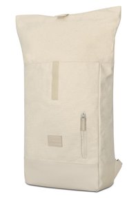 Beige vászon hátizsák roll-top kivitelben, elülső cipzáras zsebbel, texturált aljjal és téglalap alakú formával.