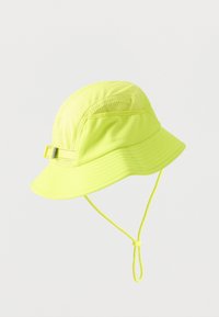 Φωτεινό κίτρινο καπέλο κουβά με ρυθμιζόμενο λουράκι σαγονιού και λεπτομέρεια με πόρπη, διαθέτει πίνακες εξαερισμού από δίχτυ και υφή υφάσματος.