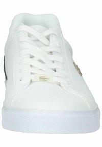Sneaker alb din piele cu șireturi lăsate albe, bot rotund, guler căptușit și o talpă din cauciuc alb texturat. Are un mic emblema pe lateral.